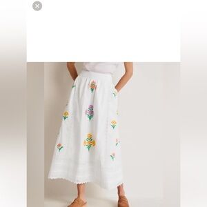 NWT Embroidered Full Midi Skirt
White, Size 6, gorgeous!